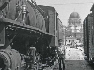 Σιδηροδρομικός σταθμός Αγίου Ανδρέα-στο βάθος ο Ναός